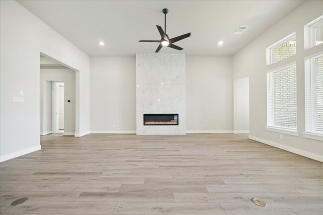 Building Photo - 2022 Serene Spgs Dr