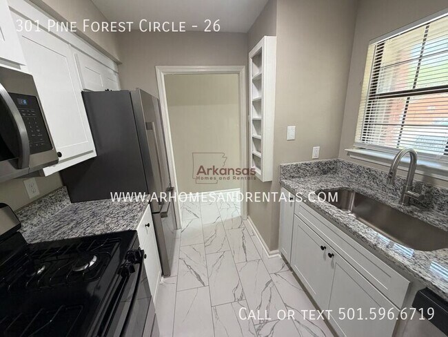 Foto del edificio - 301 Pine Forest Cir