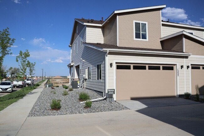 Building Photo - Charming 3BR Townhome in Erie