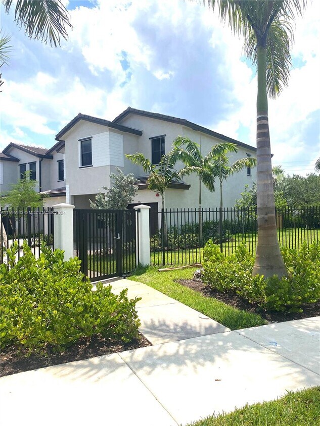 242 SW 159th Ln, Pembroke Pines, FL 33027 - Townhome Rentals