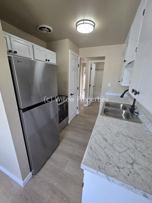 Building Photo - One Bedroom Newly Remodeled