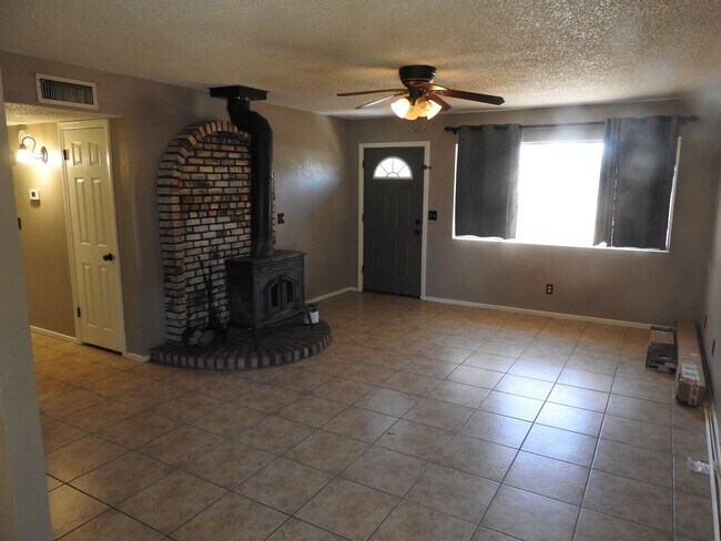 Building Photo - 4 Bedroom with large yard
