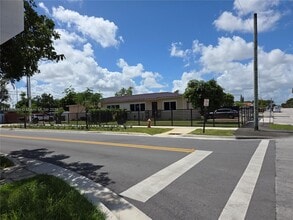 Building Photo - 1680 E 5th Ave