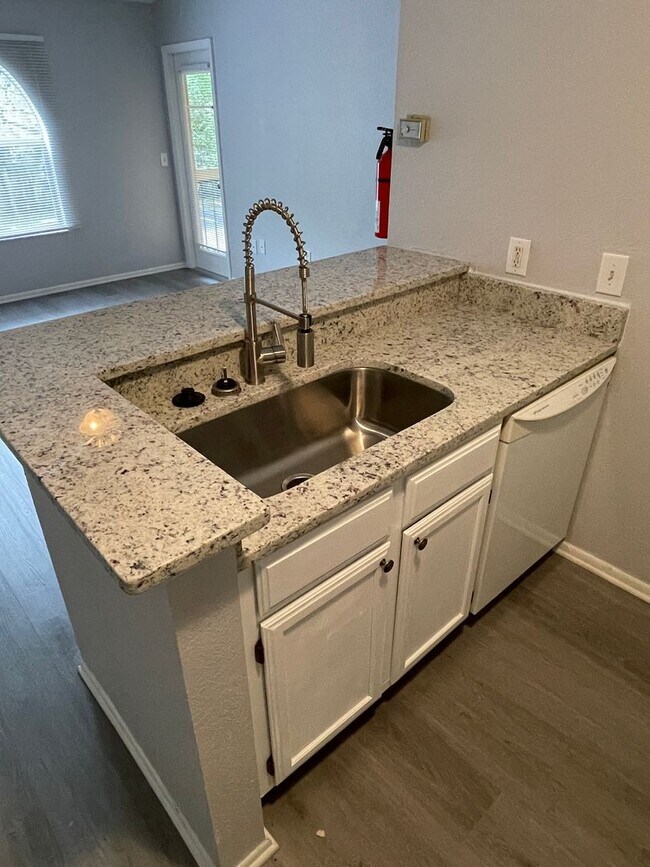 Foto del edificio - Prime Location! Water included! 2-bed 1-bath Condo!