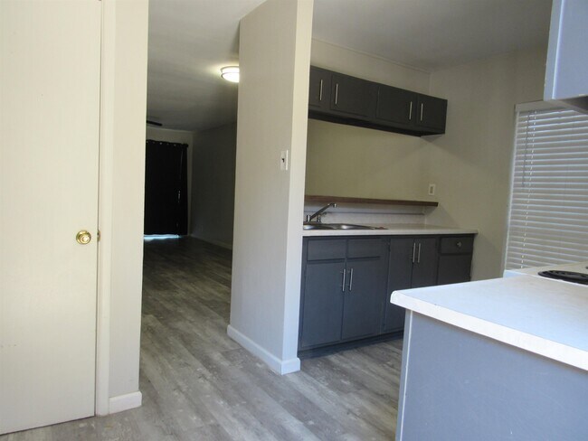 Foto del edificio - 2403 E Frost St