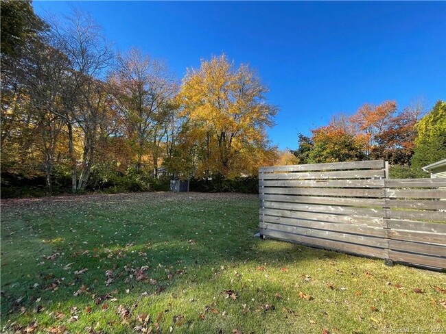 Building Photo - Quaint Single Family in Mystic!