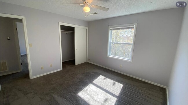 Building Photo - 102 Deer Ln