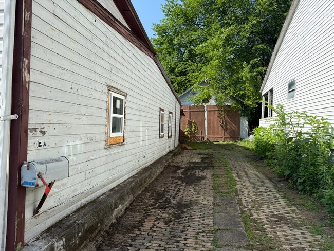 Building Photo - 712 Dock St