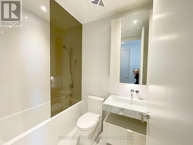 Photo du bâtiment - 11-6211 Yorkville Ave