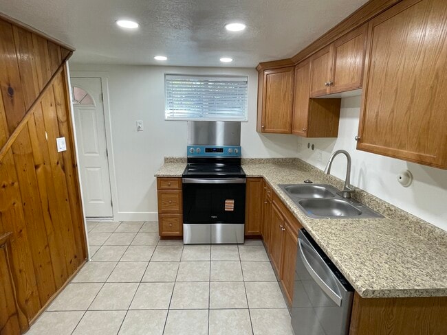 Cocina - 237 W Ardmore Pl