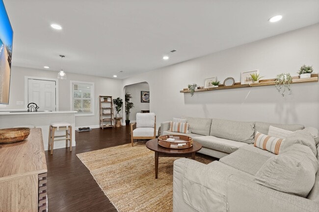 Foto del edificio - Classic Brick Ranch with Modern Updates and Expansive Backyard