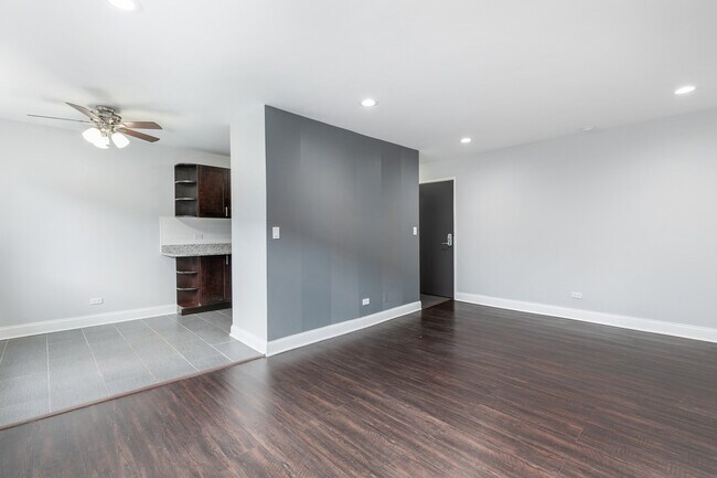 Building Photo - 5534 N Kenmore Ave