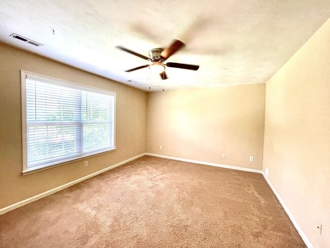 Building Photo - Beautiful large Castleton home