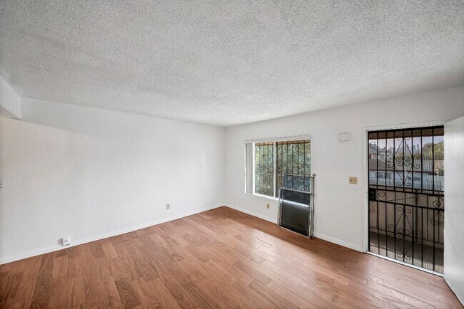 Foto del edificio - 2458 Normandie Ave