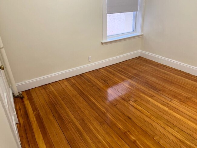 Foto del edificio - Nicely renovated 3 bed in Brighton near the Green Line.