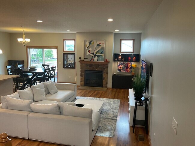 Building Photo - 9513 Roosevelt Dr