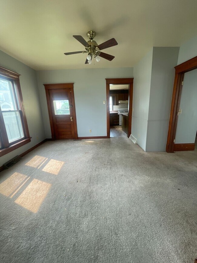 Building Photo - 3 bedroom 1.5 bath house!