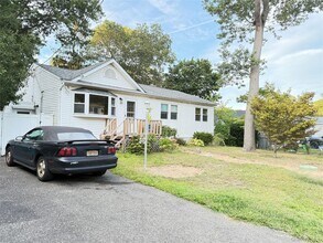 Building Photo - 133 Moriches Ave