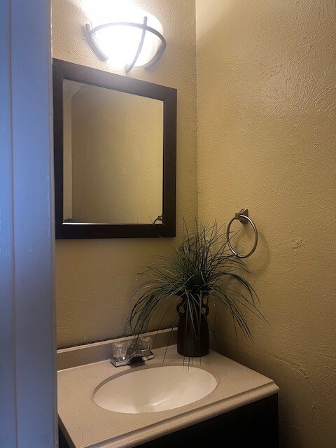 Medio baño en la planta baja - 10500 Lake June Rd