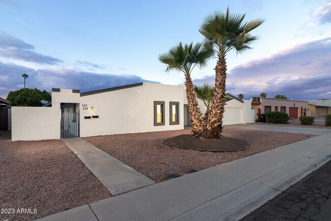 Building Photo - 530 W La Jolla Dr