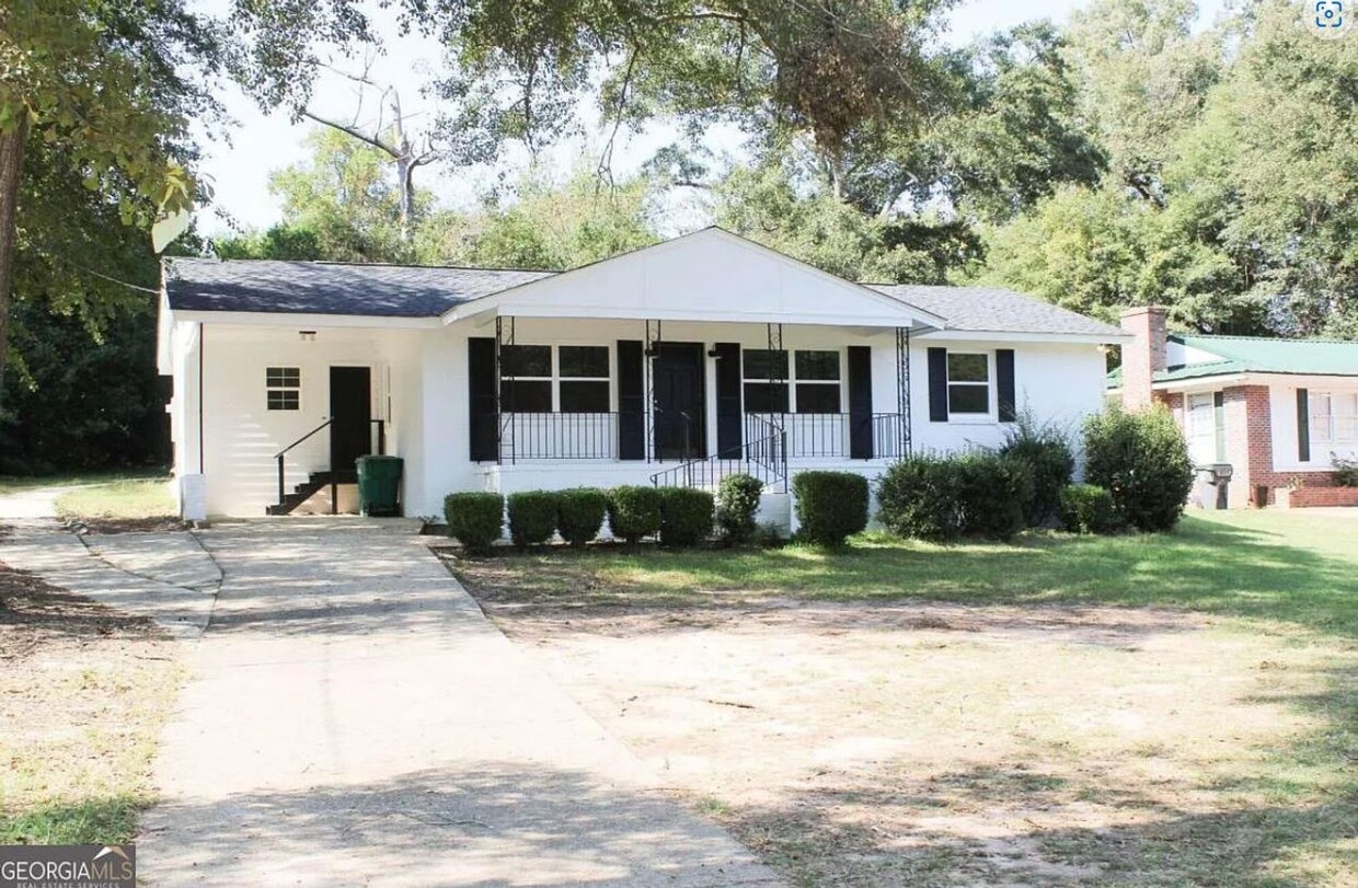 Foto principal - Newly Renovated 3 Bedroom Ranch-Style Home!