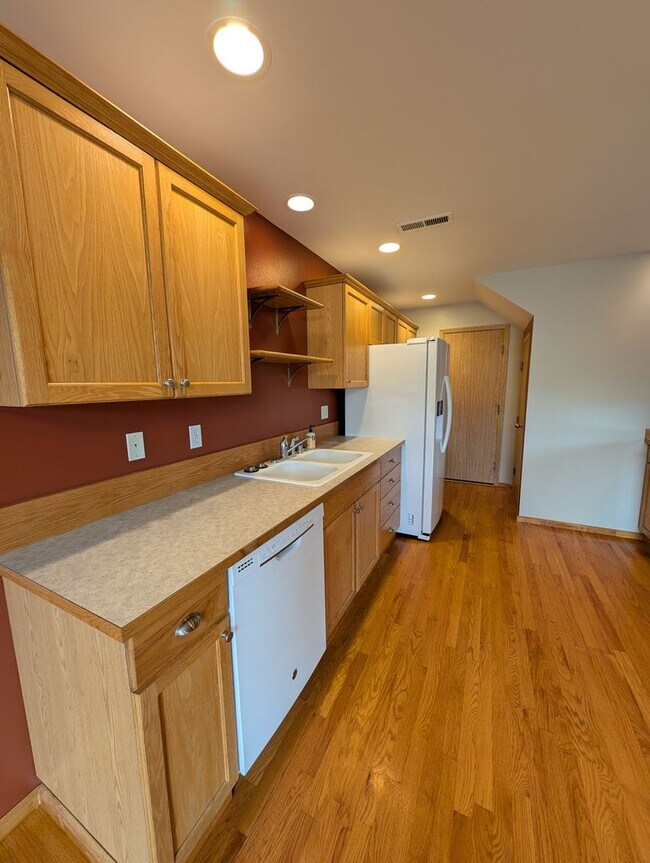 Foto del edificio - A Gardeners Oasis! 3 Bedroom Townhome for ...