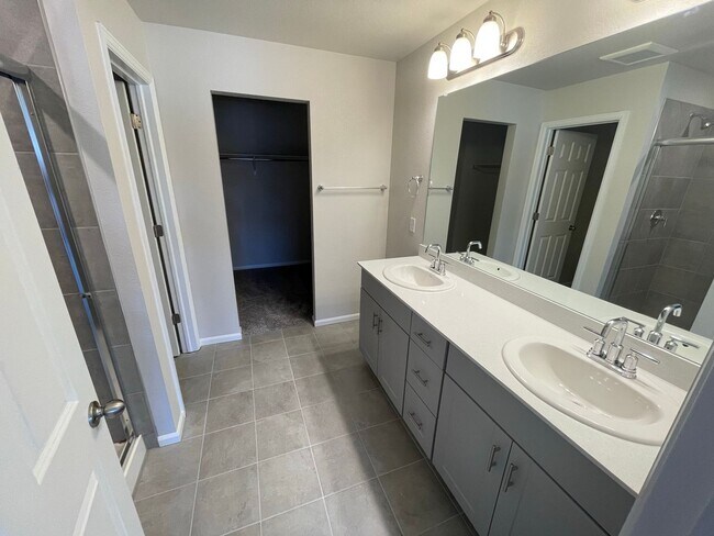 Foto del edificio - Updated 3 Bedroom Townhome Available July