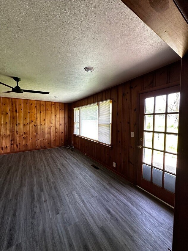 Primary Photo - Residence or Office on Corner Lot!