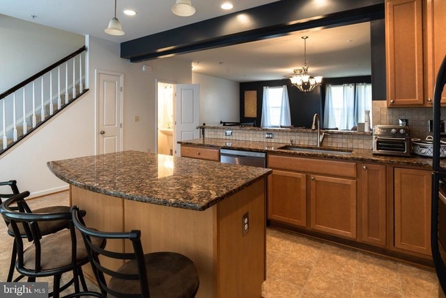 Building Photo - 19 Steeplechase Dr