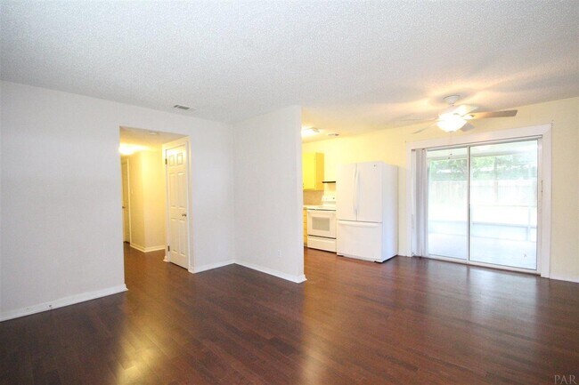 Building Photo - 917 Cranbrook Ave