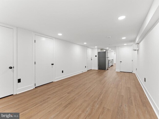 Foto del edificio - 4927 Catharine St