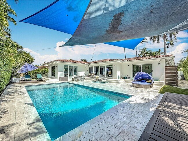 Building Photo - 1080 NE 104th St