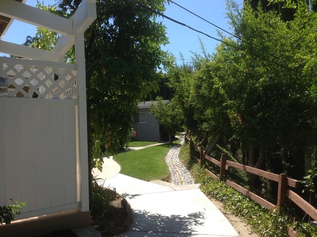 Building Photo - 2316 Broadview Dr