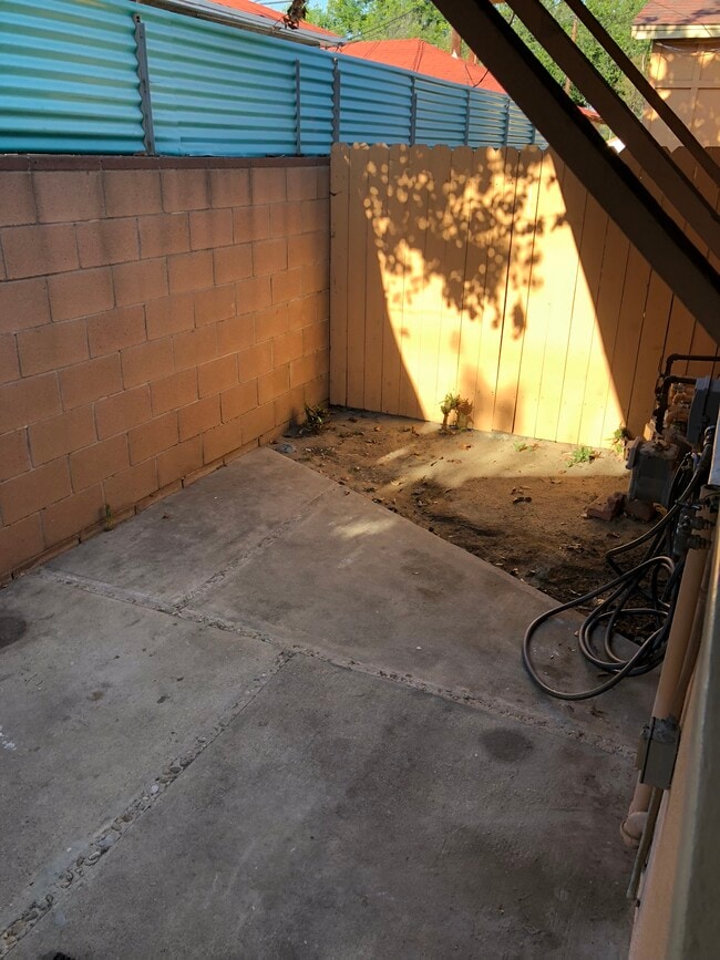 Pequeño patio - 1632 N Hollywood Way