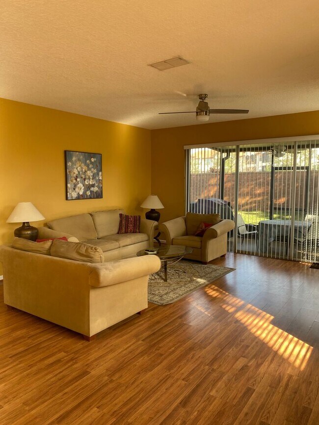 Foto del edificio - Fully Furnished Town House 3 Bedroom/2.5 B...