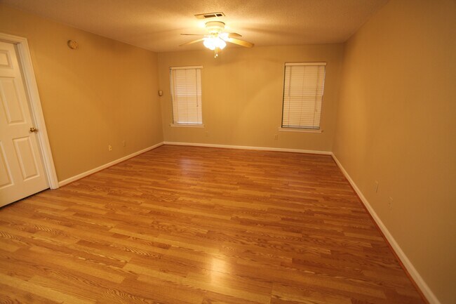 Building Photo - 3bed/2bath Residential House in Hamilton Place for August 10th!