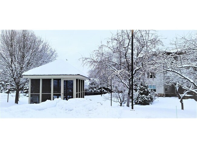 Foto del edificio - 9225 Medicine Lake Rd