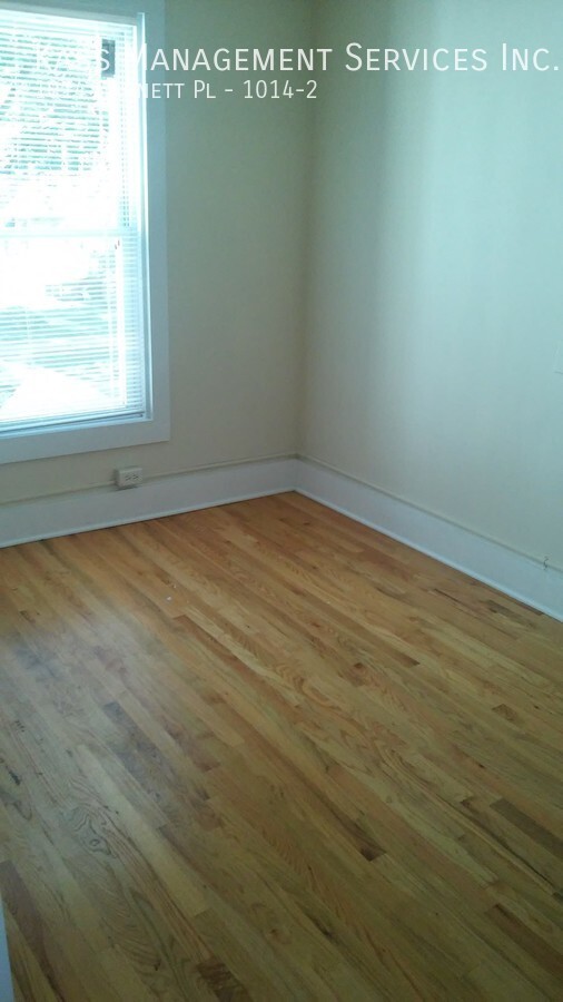 Building Photo - Very Spacious Apartment Near Northwestern ...