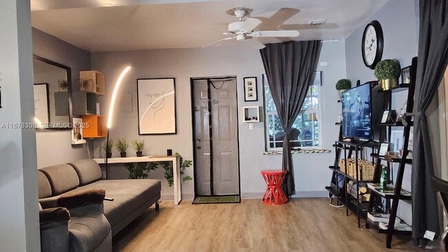 Foto del edificio - 3600 S Le Jeune Rd