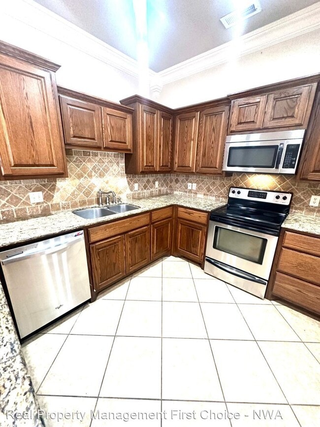 Building Photo - 4 br, 2.5 bath House - 1608 Oakwood Avenue