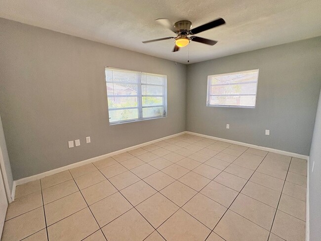 Building Photo - Charming 2 Bedroom Home with Fenced Yard & Screened Patio – Prime Location!