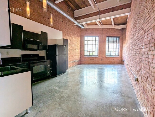 Building Photo - One bedroom loft on top floor! Great views