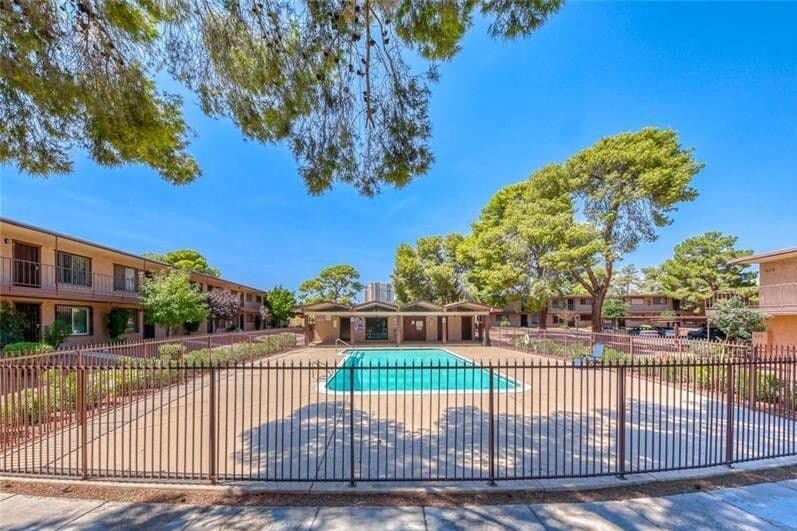 Primary Photo - 605 S Royal Crest Cir