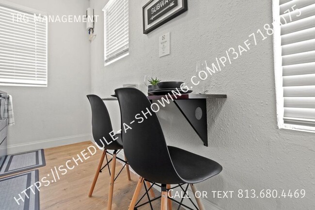 Foto del edificio - Chic Urban Living: Your Studio Oasis in Yb...