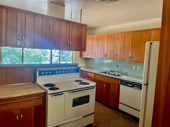 Building Photo - 24985 Oneonta Dr