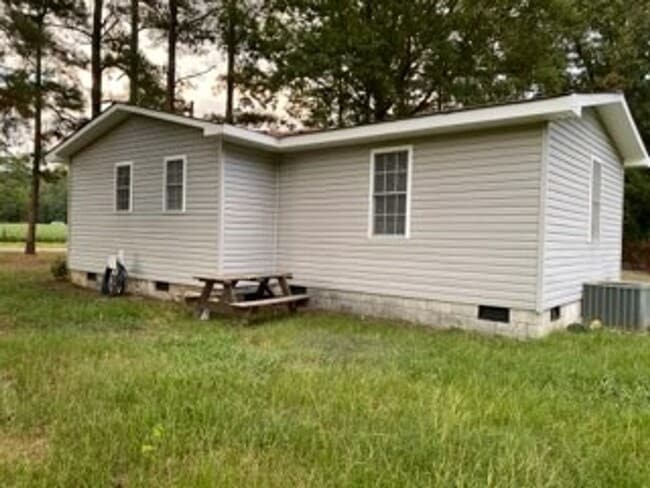 Building Photo - 2 Bedrooms, 1 Bathroom Home in Centre!