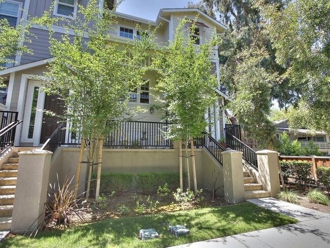 Building Photo - Pleasanton  Vineyard Downtown 3+office/2.5ba w/2 car garage!