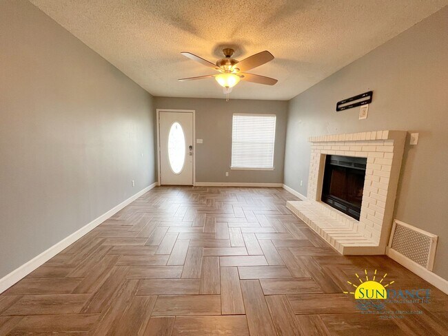 Building Photo - Gorgeous 3 Bedroom Home in Mary Esther: Mo...