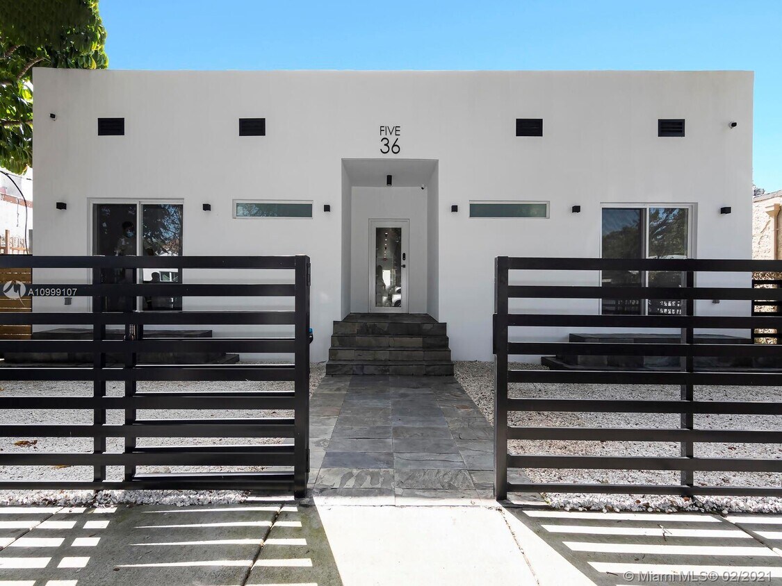 Foto principal - 536 NW 42nd St