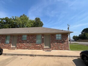 Building Photo - 808 S Knoxville Ave